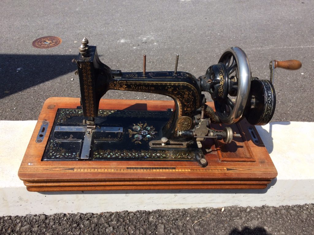 Machine à coudre de marque Wertheim fin du 19e, excellent état.