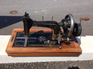 Machine à coudre de marque Wertheim fin du 19e, excellent état.