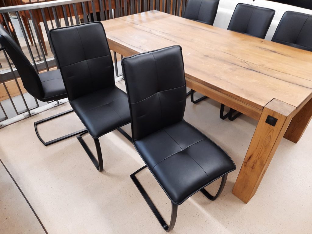 Chaises en similicuir, en vente au Galetas de la Broye, CSP Vaud