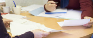 Offres d'emploi CSP Vaud - image de consultation, deux personnes face à face avec des papiers