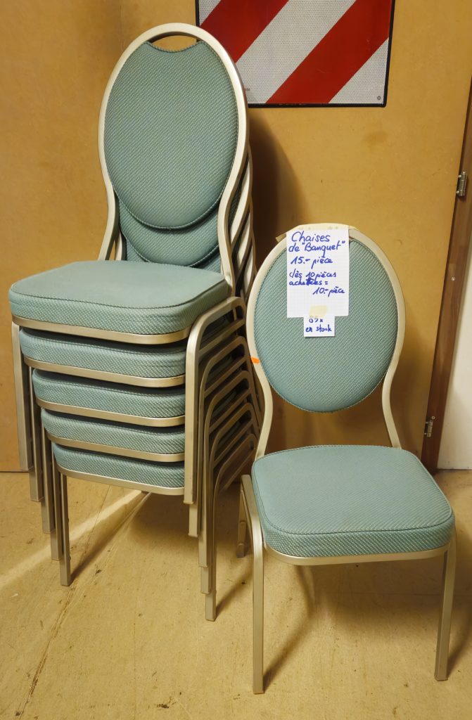 Chaises de banquet en vente au Galetas de la Blécherette.
